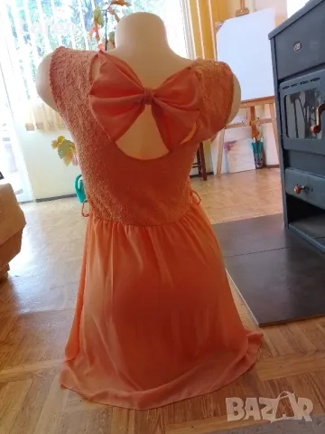 Рокля с дантела и гръб с панделка в прасковен цвят