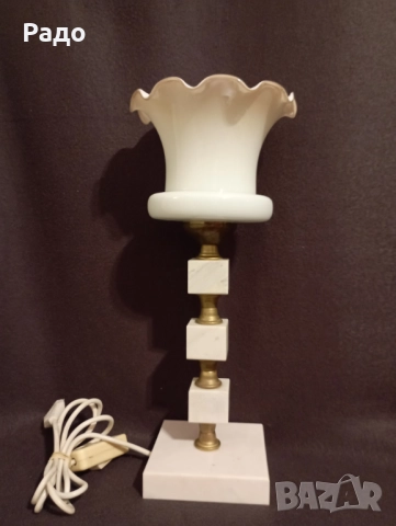 Красива мраморна лампа с бял стъклен абажур
