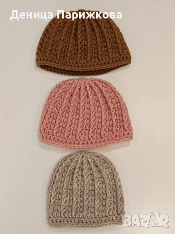 Ръчно плетена шапка „Даниела“ с  релефна плетка и подвижен пухкав помпон, снимка 12 - Шапки - 52623227