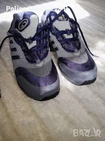 маратонки на  Adidas 