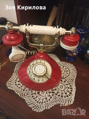Антикварен телефон с часовник