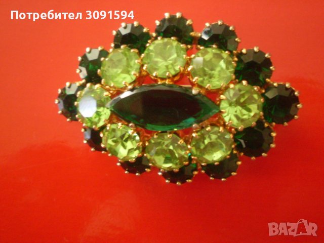 Стара елипсовидна брошка с двуцветен зелен чешки кристал, снимка 2 - Антикварни и старинни предмети - 36941012