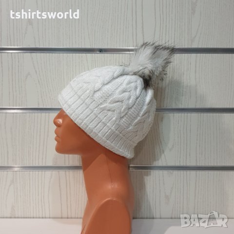Нова зимна дамска шапка в бял цвят с пух/помпон, снимка 5 - Шапки - 35501382