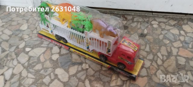 Детска играчка камион с динозаври 