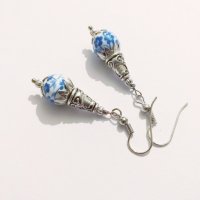 Красиви обеци с ръчно рисувани порцеланови мъниста в синьо и сребристи орнаменти, снимка 3 - Обеци - 27319834