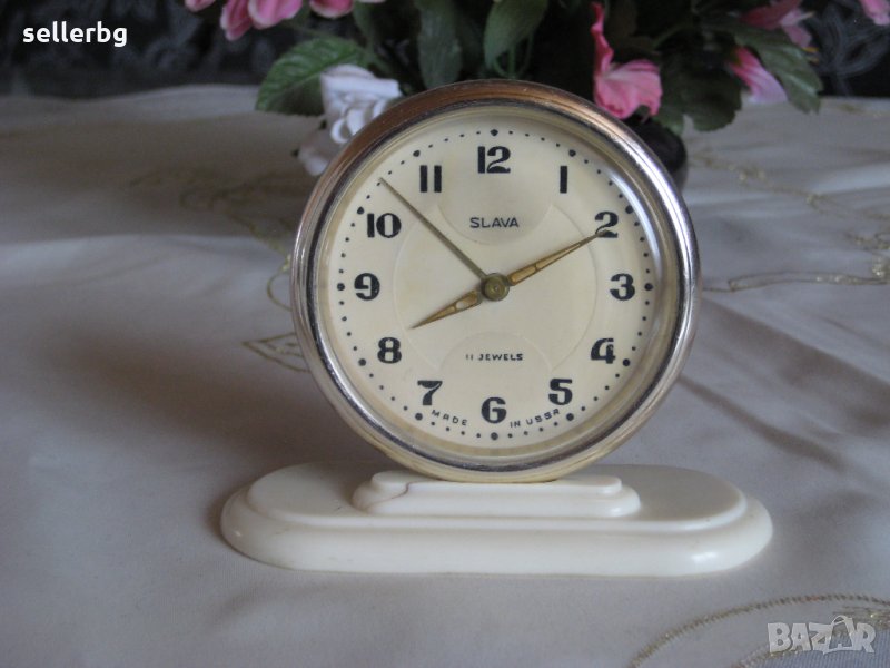 Старинен будилник СЛАВА овал сребрист - работещ - антика от времето на СССР, снимка 1