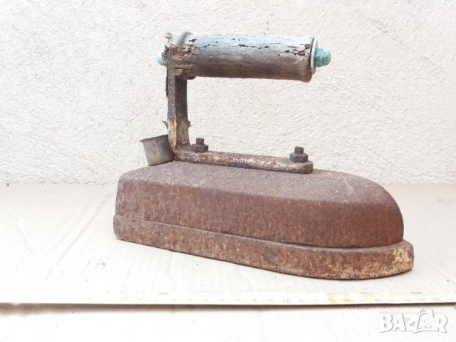 стара масивна голяма ютия