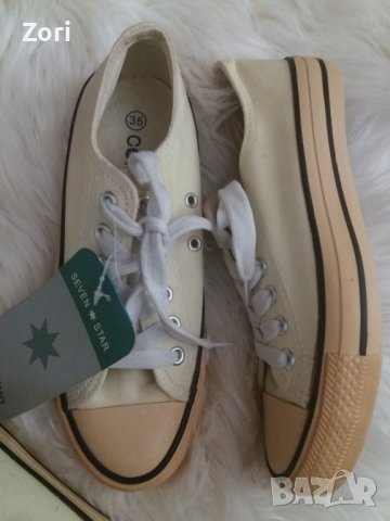 Кецове в блед жълтозелен цвят с бежова подметка