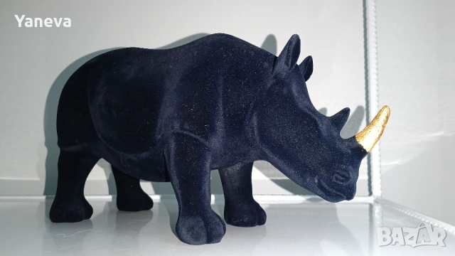 Носорог, символ на сила, издръжливост, успех, ред и дисциплина. 
