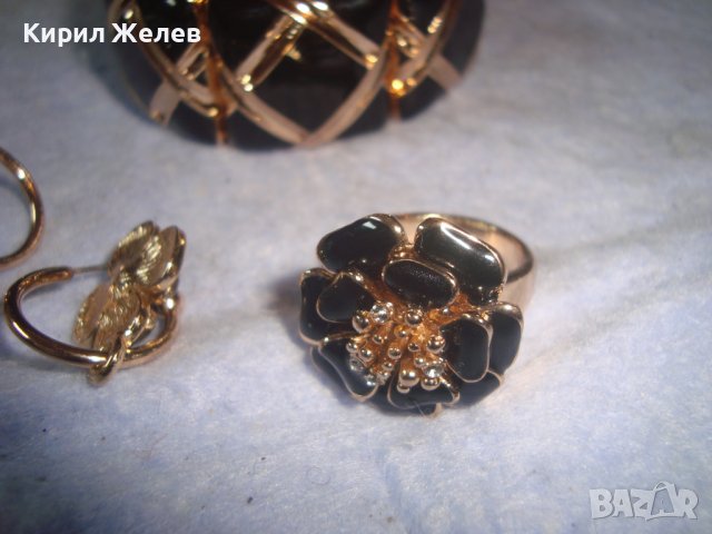 ПРЕКРАСЕН КОМПЛЕКТ ПОЗЛАТЕНИ ЕМАЙЛИРАНИ ФЕШЪН АРТ БИЖУТА - ПРЪСТЕН ГРИВА и ОБЕЦИ 27999, снимка 8 - Бижутерийни комплекти - 37076010