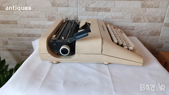 Стара пишеща машина Olivetti Lettera 35 - Spain - 1980" год., снимка 2 - Антикварни и старинни предмети - 53007129