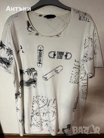 Бяла тениска с надписи с къси ръкави