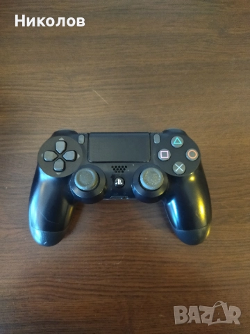 Продавам джойстик за Playstation 4 (PS4)