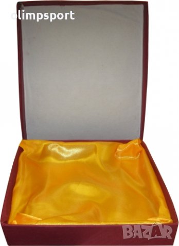 Картонена кутия за плакет с размери - 21х17.5х3см. 