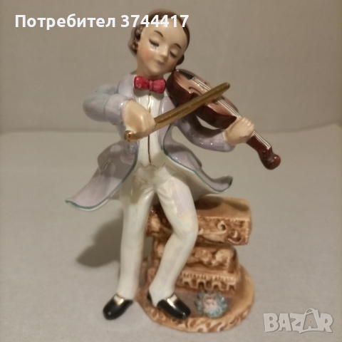 Много красива-рядка Винтаж,Викторианска ретро фигурка, Седнал млад мъж свирещ на цигулка , снимка 1 - Колекции - 44884913