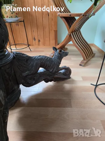 Стара маса масив с орнаменти.