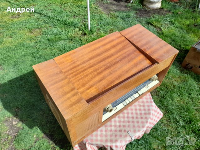 Старо радио,радиограмофон Акорд 102, снимка 2 - Антикварни и старинни предмети - 36628147