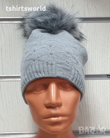Нова зимна дамска шапка с камъчета отпред и с пух/помпон в светлосив цвят