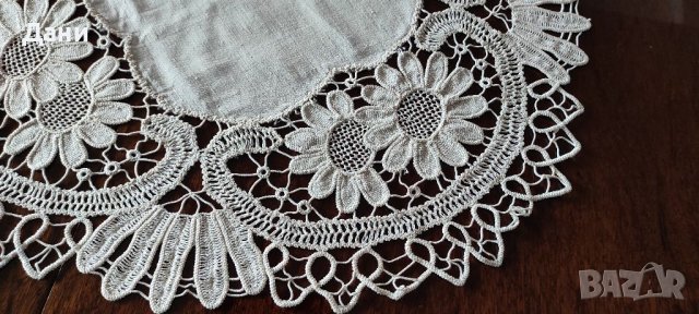 Кръгло бродирано каре., снимка 2 - Покривки за маси - 38617983