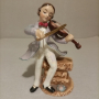 Много красива-рядка Винтаж,Викторианска ретро фигурка, Седнал млад мъж свирещ на цигулка , снимка 1
