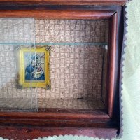 Дървено шкафче с витрини и рафтче , снимка 6 - Антикварни и старинни предмети - 43675383
