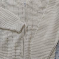 Бяла,плетена жилетка за момиче., снимка 3 - Детски пуловери и жилетки - 44060959