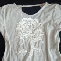 H&M дамска тениска с роза и ефектен гръб - ОТЛИЧНА!, снимка 3 - Тениски - 43856344