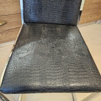 Стол с имитираща кожа от крокодил и метална конструкция , снимка 4 - Столове - 43355120