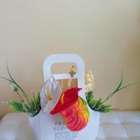 Налична-Картонена чанта с цветя Антуриум и декорация 15лв, снимка 2 - Декорация за дома - 36910238