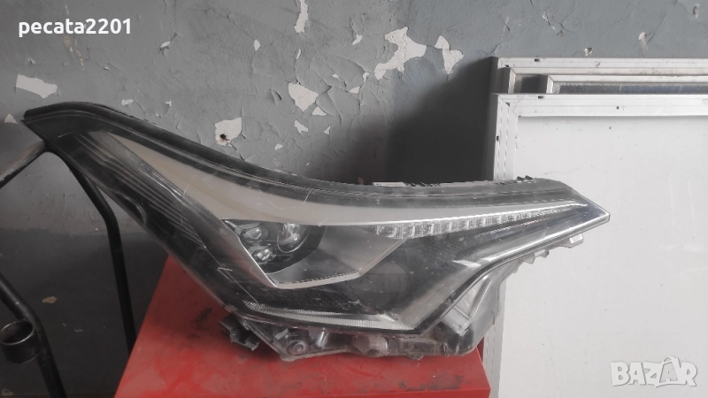Продавам - оригинален десен ксенонов фар за Тойота CHR със счупени крачета, снимка 1
