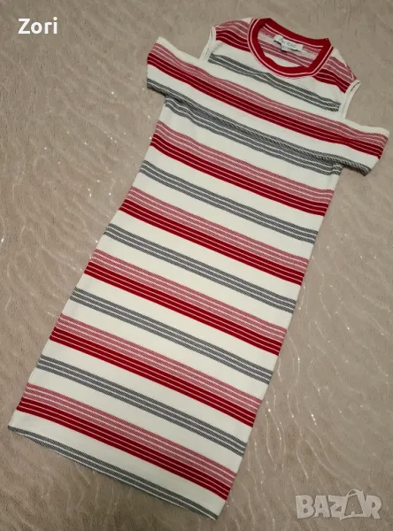 Къса рокля по тялото с отворени рамене в червено-сиво релефно райе, снимка 1