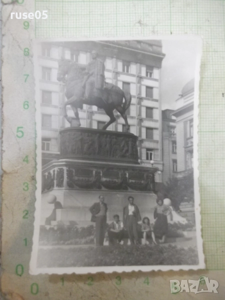 Снимка на група пред паметник, снимка 1