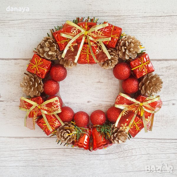 3190 Красив коледен венец с шишарки и подаръчета, 20 см, снимка 1