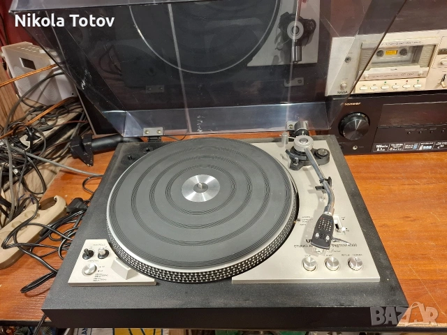 Продава се грамофон Univesum-6000. 