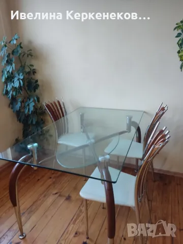 Висока стъклена трапезна маса