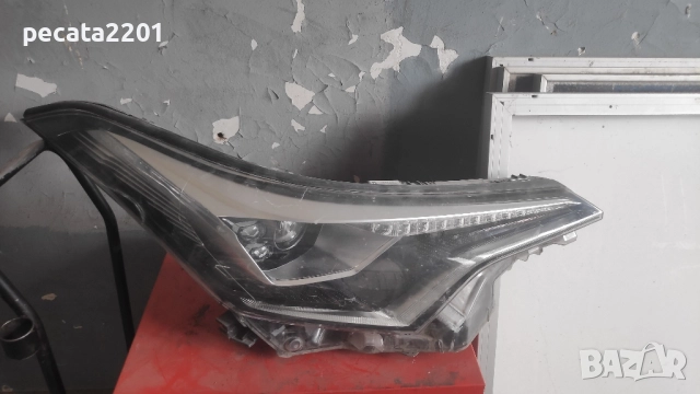 Продавам - оригинален десен ксенонов фар за Тойота CHR със счупени крачета