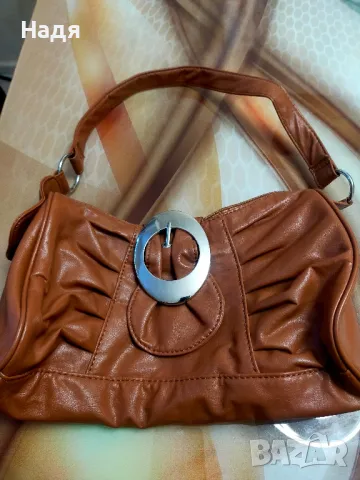 Малка кожена чанта с къса дръжка 