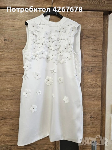 Бяла рокля на LYNNE