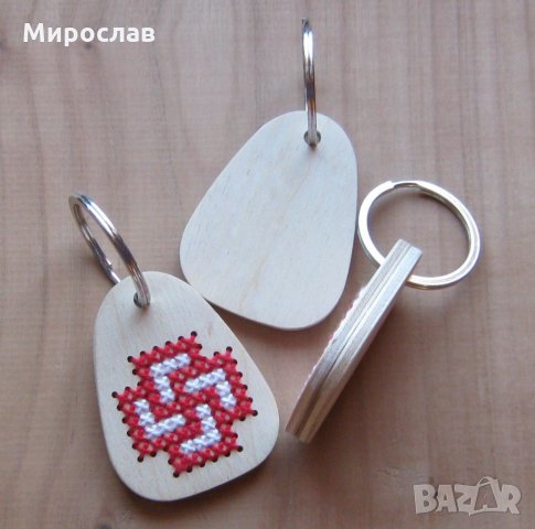 Дървен ключодържател/медальон с бродерия-българска затворена свастика, снимка 7 - Колиета, медальони, синджири - 27586063