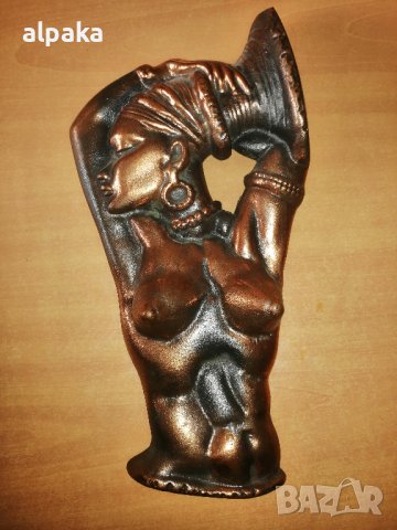 Релефна бронзова фигура на африканско момиче - декорация за стена