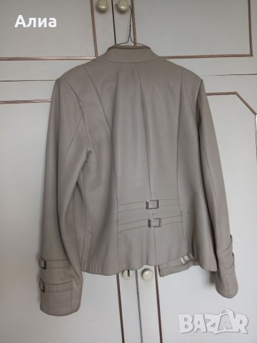  Дамско яке от естествена кожа,  цвят мръсно бяло. Размер L. С метални орнаменти. Вталено. Запазено., снимка 6 - Якета - 38077019