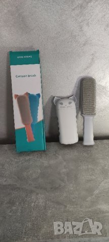 Четка за премахване на косми от домашни любимци .