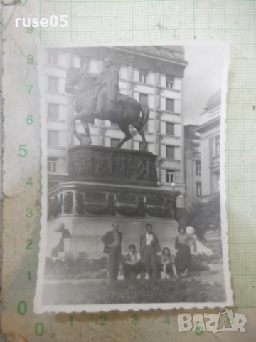 Снимка на група пред паметник