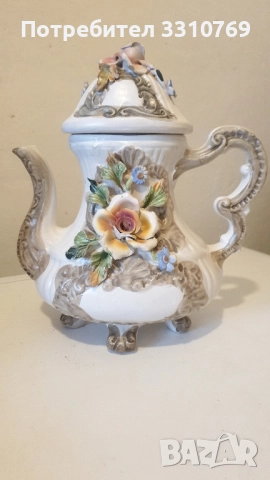 Красиви порцеланови чайници.