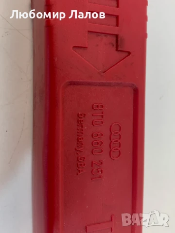 Оригинален авариен триъгълник AUDI 8T0860251, снимка 4 - Части - 50807891