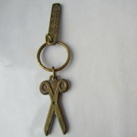 стар ключодържател с ножица и номер бронз метал, снимка 1 - Други ценни предмети - 29035497