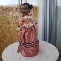 Порцеланова кукла със стойка , снимка 4 - Кукли - 43422215
