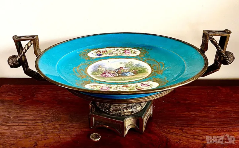Порцеланова съд Sevres с бронзова рамка в стил Луи ХVI, снимка 1