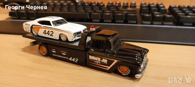 Maisto Adventure Wheels, 1957 Chevrolet Flatbed with 1969 Oldsmobile 442, 1:64

, снимка 1