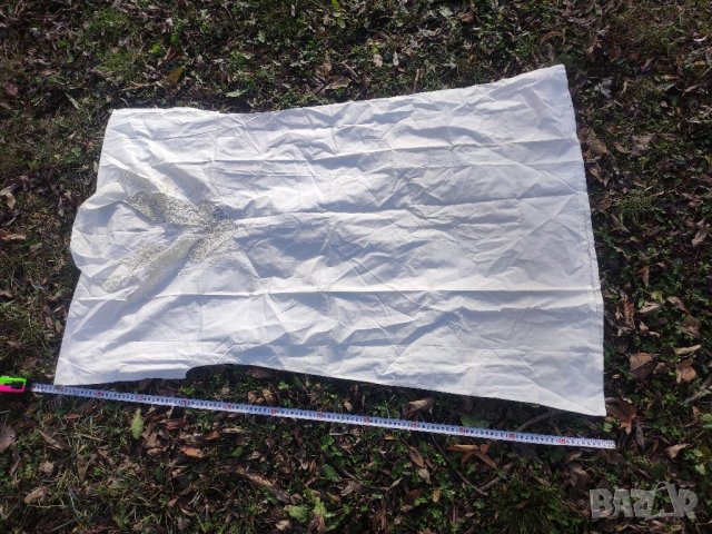 Продавам Женска нощница, риза от чеиз с дантела  Има няколко петна от застояване